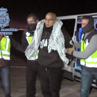 Zouhier, conducido a un avión para su traslado a Tánger.