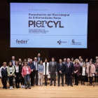 El presidente de la Junta, Alfonso Fernández Mañueco (centro) con las asociaciones de pacientes con enfermedades raras, ayer. DL