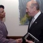 La secretaria de Estado norteamericana, Rice, estrecha la mano del primer ministro israelí, Olmert