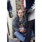 El presunto agresor es custodiado por agentes policiales
