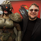 Guillermo del Toro, junto a uno de los cyborgs que aparecen en ‘Pacific Rim’.