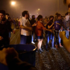Un grupo de personas combate el fuego con cubos de agua en las afueras de Vigo.