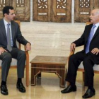 El presidente sirio, Bachar al Asad, charla con el nuevo gobernador en la provincia de Homs.