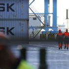 Dos trabajadores caminan por la terminal del puerto de Algeciras (Cádiz). A. CARRASCO RAGEL