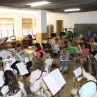Alumnos de la Escuela de Música de Cistierna, en un reciente ensayo de la banda juvenil. CAMPOS