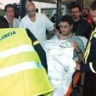 En la foto, un momento en el que un paciente era evacuado del hospital de Mérida incendiado