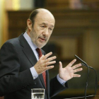 El secretario general del PSOE, Alfredo Pérez Rubalcaba, este miércoles, en la sesión de control al Gobierno.