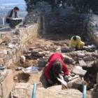 Los arqueólogos trabajan para la Junta en las ruinas de la ermita de Toral de Merayo.