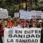 Manifestantes con pancartas ayer por las calles de la ciudad. ANA F. BARREDO