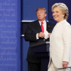 Trump observa serio a una sonriente Hillary, durante el tercer y último debate presidencial.