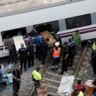 Los servicios de emergencia, atendiendo a las víctimas del accidente del tren Alvia en Angrois