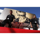 Trabajadores del festival remataban ayer los últimos destalles de la gran entrada de teatro de Cannes. Abajo, Nicole Kidman.