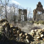 Imagen de las ruinas del monasterio de Santa María de Nogales, en total estado de abandono.