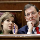 Sáenz de Santamaría y Rajoy conversan durante la segunda sesión del debate de la nación