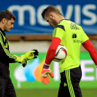 Iker Casillas, a la izquierda, dejará su sitio en la portería del Real Madrid a David de Gea.