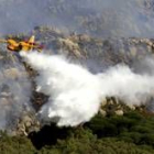 Un avión del Infoca trabaja en la extinción del fuego de Tarifa