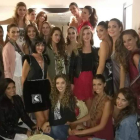 Las modelos con los complementos de MB2, ayer antes del desfile en Mont Roig. DL