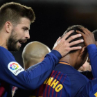 Piqué celebra con sus compañeros un gol del Barça.