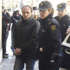 Miguel Ángel Muñoz Blas llega a la Audiencia Provincial para entrevistarse con su abogado. J. CASARES