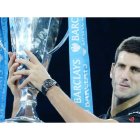 Djokovic levanta la copa que le acredita como campeón.