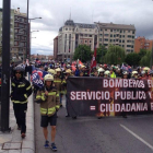 Los bomberos atraviesan el Puente de los Leones camino de la Diputación Provincial. A.D.