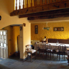 Interior de la casa rural, que dispone de ocho plazas. Debajo, fachada del edificio, uno más del pueblo.