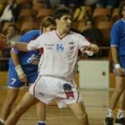 Julio Muñoz lanza un penalty en un amistoso de principio de temporada frente al Treycar Naranco