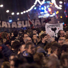 Pancartas y consignas a favor del acercamiento de presos etarras durante el recorrido de la protesta.