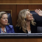 Nadia Calviño junto a Yolanda Díaz en el Congreso. JUAN CARLOS HIDALGO