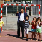 Riesco con los niños del colegio San Antonio.