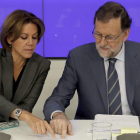 El presidente del Gobierno y del PP, Mariano Rajoy, junto a la ministra de Defensa y secretaria del PP, María Dolores de Cospedal. LIZÓN