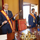 El nuevo alcalde de León, José Antonio Diez, con el bastón de mando.