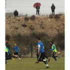 El entrenador de la SD Ponferradina, Jon Pérez Bolo, siguió así el entrenamiento de ayer. L. DE LA MATA