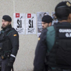 Agentes de la Guardia Civil durante el registro a la imprenta Artyplan, de Sant Feliu de Llobregat