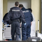 Agentes de policía y expertos en explosivos trabajan en un apartamento de Obreusel, cerca de Fráncfort (Alemania) donde la policía alemana detuvo esta madrugada a dos presuntos yihadistas.