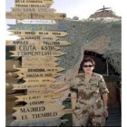 Una soldado española señala el rótulo de León en la base de Herat