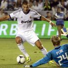 Benzema (i) en acción contra el guardameta Josh Saunders (d) de los Ángeles Galaxy.