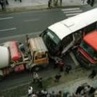 Accidente de un autobús con otros dos vehículos pesados en una carretera de Castilla y León