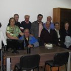 El presidente del GAL y diputado, Francisco García, junto con los vecinos de la localidad.