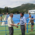 El alcalde y el edil de Obras de La Robla visitaron ayer el estado de las piscinas.