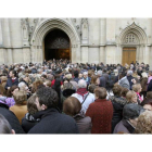 La iglesia de San Lorenzo se quedó pequeña para acoger a tantos cientos de personas como querían despedir a la familia.