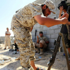 Soldados libios limpian una de sus armas, en la localidad de Sirte. STR