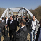 Numerosos alcaldes de la zona se acercaron a la inauguración del puente de Sopeña.