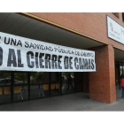 Los sindicatos ya han colocado una pancarta en señal de protesta en la fachada principal del Hospital del Bierzo