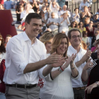 El secretario general del PSOE, Pedro Sánchez,  junto a la presidenta de Andalucía, Susana Díaz, en un acto preelectoral este lunes en Andalucía.