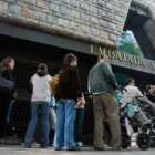 Ciudadanos hacen cola en la embajada de España en México