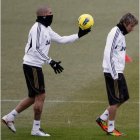 Pepe, a la izquierda, sigue a su compañero Fabio Coentrao.