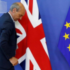 Un funcionario coloca las banderas de la UE y el Reino Unido al inicio de las negociaciones del brexit, el 19 de junio, en Bruselas.