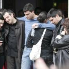 Rocío, Nicanor, Javier y Roberto Sen, hermanos de la víctima, se abrazan desconsolados