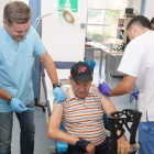 Una residente del centro de mayores de Armunia recibe la vacuna contra la gripe. J. NOTARIO